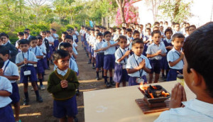 Cada día de escuela se comienza con Homa.